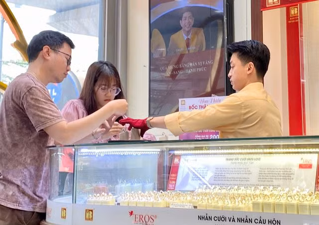 Giá vàng thế giới liên tục lập đỉnh. Tại thị trường trong nước, giá nhẫn tăng mạnh đến 650.000 đồng/lượng, người dân tranh thủ đi bán chốt lời. Ảnh: Nguyệt Quỳnh Giá vàng thế giới liên tục lập đỉnh. Tại thị trường trong nước, giá nhẫn tăng mạnh đến 650.000 đồng/lượng, người dân tranh thủ đi bán chốt lời. Ảnh: Nguyệt Quỳnh