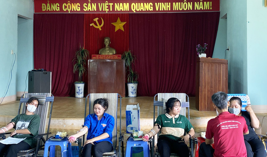 Cán bộ, giáo viên và đoàn viên thanh niên của Trường Cao đẳng Gia Lai tham gia hiến máu tình nguyện. Ảnh: Hồng Ngọc Cán bộ, giáo viên và đoàn viên thanh niên của Trường Cao đẳng Gia Lai tham gia hiến máu tình nguyện. Ảnh: Hồng Ngọc