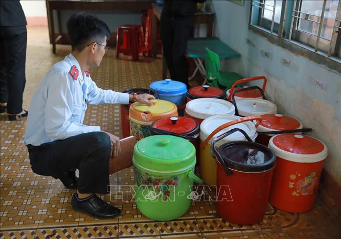 Đoàn kiểm tra liên ngành tỉnh Đắk Nông kiểm tra vấn đề an toàn thực phẩm tại bếp ăn trường học. Ảnh: TTXVN phát Đoàn kiểm tra liên ngành tỉnh Đắk Nông kiểm tra vấn đề an toàn thực phẩm tại bếp ăn trường học. Ảnh: TTXVN phát