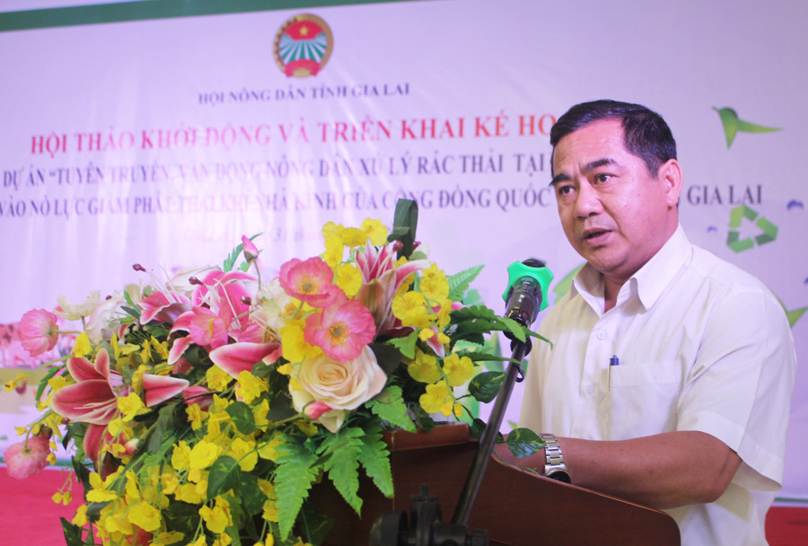 Ông Đặng Anh Tuấn-Phó Chủ tịch Hội Nông dân huyện Chư Păh chia sẻ về cách tuyên truyền, vận động hội viên chung tay bảo vệ môi trường tại hội thảo. Ảnh: Minh Nhật Ông Đặng Anh Tuấn-Phó Chủ tịch Hội Nông dân huyện Chư Păh chia sẻ về cách tuyên truyền, vận động hội viên chung tay bảo vệ môi trường tại hội thảo. Ảnh: Minh Nhật