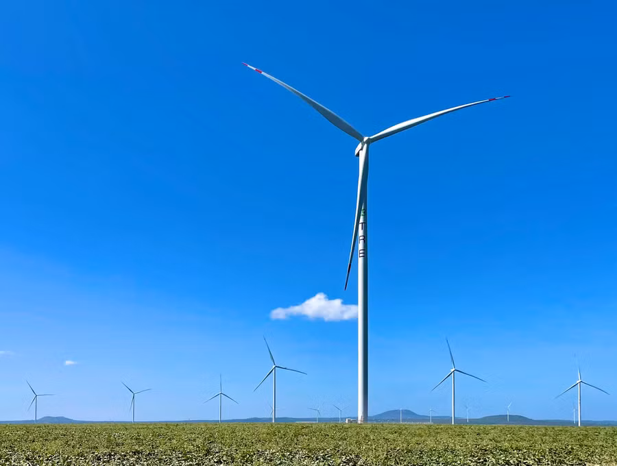Các dự án điện gió đi vào hoạt động đã tăng sản lượng điện và đóng góp lớn vào giá trị sản xuất công nghiệp của tỉnh. Ảnh: Vũ Thảo