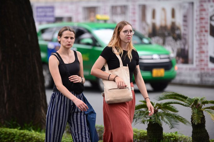 Doanh nghiệp du lịch kỳ vọng chính sách visa nới lỏng hơn sẽ kích cầu du khách quốc tế trong mùa cao điểm đón khách từ tháng 4 đến tháng 10 năm nay. Ảnh: HOÀNG TRIỀU