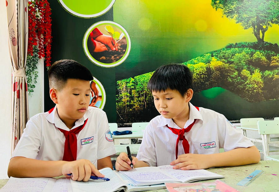 Em Vũ Hoàng Nam (bìa trái, lớp 4.2, Trường Tiểu học Chu Văn An, phường Tây Sơn, TP. Pleiku) tranh thủ giờ ra chơi chia sẻ phương pháp học môn Toán với bạn cùng lớp. Ảnh: Minh Nhật Em Vũ Hoàng Nam (bìa trái, lớp 4.2, Trường Tiểu học Chu Văn An, phường Tây Sơn, TP. Pleiku) tranh thủ giờ ra chơi chia sẻ phương pháp học môn Toán với bạn cùng lớp. Ảnh: Minh Nhật