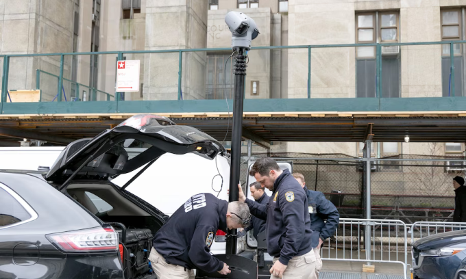 Cảnh sát lắp camera giám sát đối diện với tòa án ở Manhattan hôm 31/3. Ảnh: Washington Post