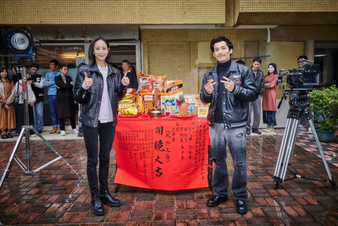 Liên Bỉnh Phát và Trương Quân Ninh trong ngày khai máy phim ở Đài Loan. Ảnh: Nhân vật cung cấp