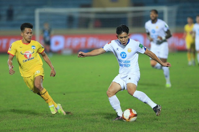 HAGL (áo vàng) gặp nhiều khó khăn ở 4 vòng đầu V-League 2023 HAGL (áo vàng) gặp nhiều khó khăn ở 4 vòng đầu V-League 2023