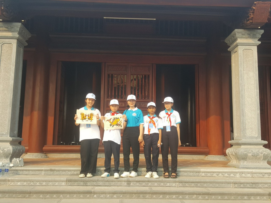 Theo thứ tự từ trái qua: em Vương Thị Hồng Hà, em Vũ Hoàng Nam, cô Nguyễn Thị Thương, em Đinh Thị Khúc, em Hà Thị Mỹ Dung tham gia lễ kỷ niệm 60 năm phong trào “Nghìn việc tốt” tại tỉnh Bắc Ninh. Ảnh: Nguyễn Thương Theo thứ tự từ trái qua: em Vương Thị Hồng Hà, em Vũ Hoàng Nam, cô Nguyễn Thị Thương, em Đinh Thị Khúc, em Hà Thị Mỹ Dung tham gia lễ kỷ niệm 60 năm phong trào “Nghìn việc tốt” tại tỉnh Bắc Ninh. Ảnh: Nguyễn Thương