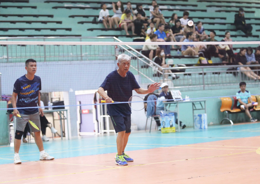 Ông Lê Khánh Lân và con trai giành huy chương bạc môn cầu lông. Ảnh: Lê Văn Ngọc