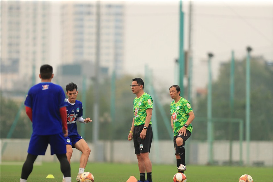 Huấn luyện viên Kiatisak đối diện với bài toán nhân sự và định hình lối chơi. Ảnh: Minh Dân