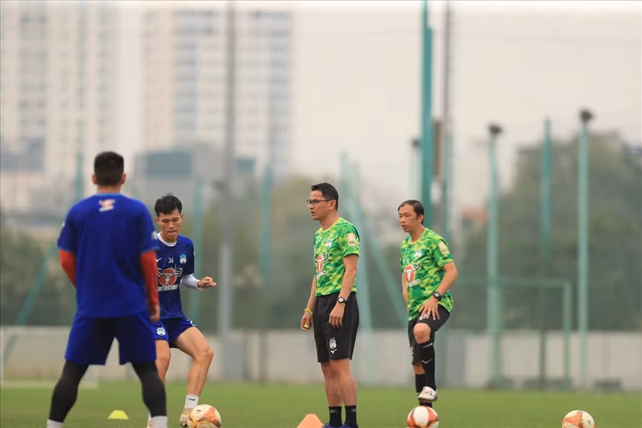 Huấn luyện viên Kiatisak đối diện với bài toán nhân sự và định hình lối chơi. Ảnh: Minh Dân