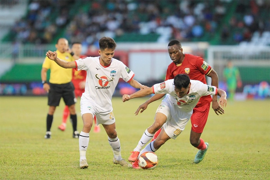 Đội hình của Hoàng Anh Gia Lai chưa có được sự ăn ý, kết nối sau 4 vòng đấu đầu tiên. Ảnh: VPF