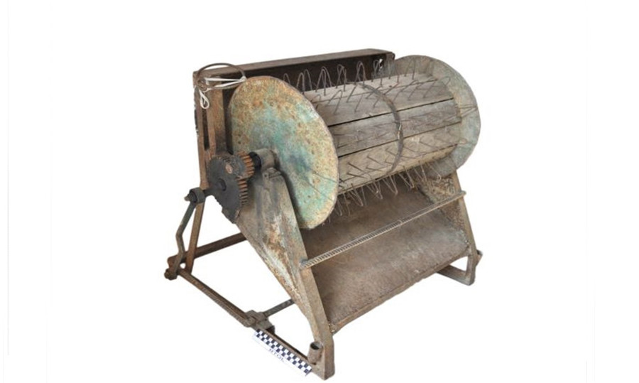 Máy tuốt lúa đạp bằng chân đang được lưu giữ, bảo quản tại Bảo tàng tỉnh. Ảnh: Huỳnh Bá Tính