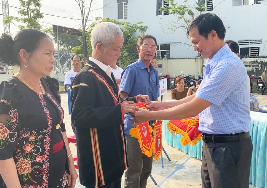 Phó Chủ tịch UBND huyện Krông Pa Nguyễn Tiến Đảng tặng cờ lưu niệm cho các đoàn tham gia Hội thao. Ảnh: Quang Ngọc