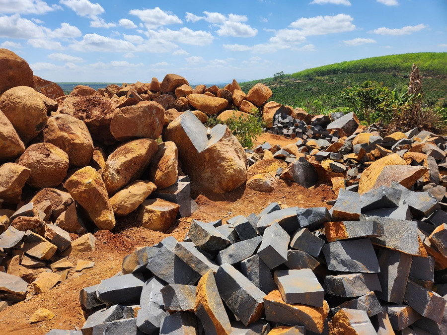 Đá cục và đá chẻ xếp thành đống lớn. Ảnh bạn đọc cung cấp Đá cục và đá chẻ xếp thành đống lớn. Ảnh bạn đọc cung cấp