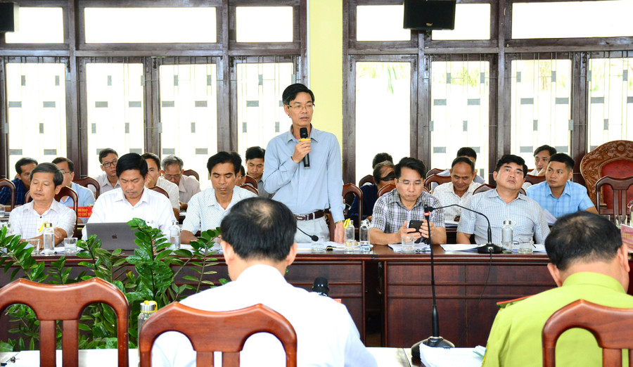 Ông Từ Ngọc Thông-Phó Chủ tịch UBND huyện Chư Prông kiến nghị về những khó khăn, vướng mắc của địa phương trong công tác thu hồi đất lâm nghiệp bị người dân lấn chiếm sản xuất nông nghiệp. Ảnh: Minh Nguyễn