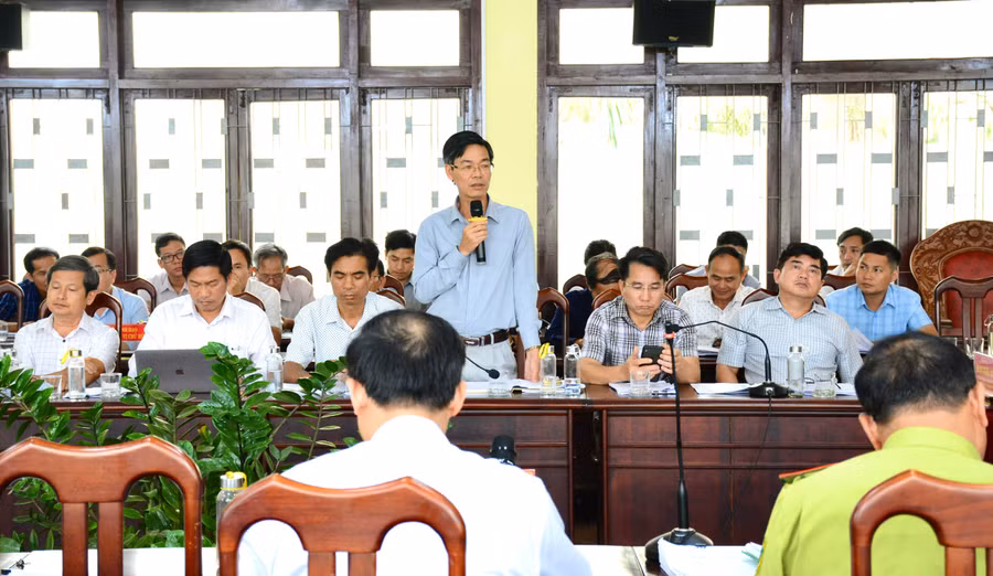 Ông Từ Ngọc Thông-Phó Chủ tịch UBND huyện Chư Prông kiến nghị về những khó khăn, vướng mắc của địa phương trong công tác thu hồi đất lâm nghiệp bị người dân lấn chiếm sản xuất nông nghiệp. Ảnh: Minh Nguyễn