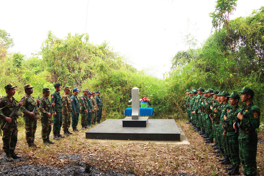 Hai lực lượng tuần tra chung tiến hành kiểm tra hiện trường cột mốc. Ảnh: Vĩnh Hoàng