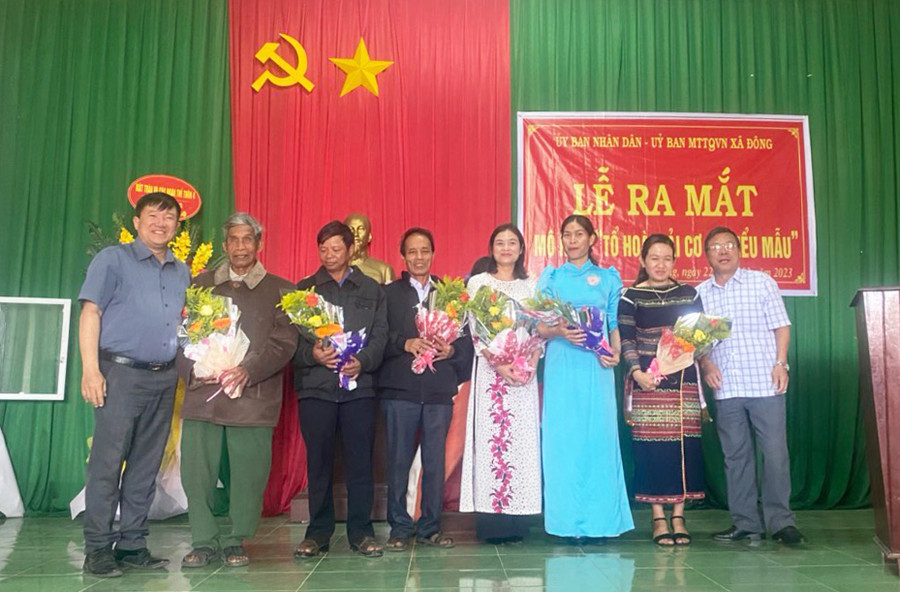 Xã Đông ra mắt mô hình “Tổ hòa giải cơ sở kiểu mẫu”. Ảnh: R’Ô HOK Xã Đông ra mắt mô hình “Tổ hòa giải cơ sở kiểu mẫu”. Ảnh: R’Ô HOK