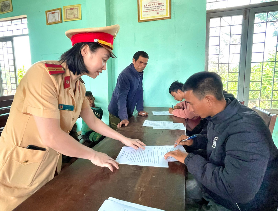 Thanh niên làng Mun-thị trấn Ia Ly (huyện Chư Păh) ký cam kết không vi phạm pháp luật về an toàn giao thông. Ảnh: Minh Phương Thanh niên làng Mun-thị trấn Ia Ly (huyện Chư Păh) ký cam kết không vi phạm pháp luật về an toàn giao thông. Ảnh: Minh Phương