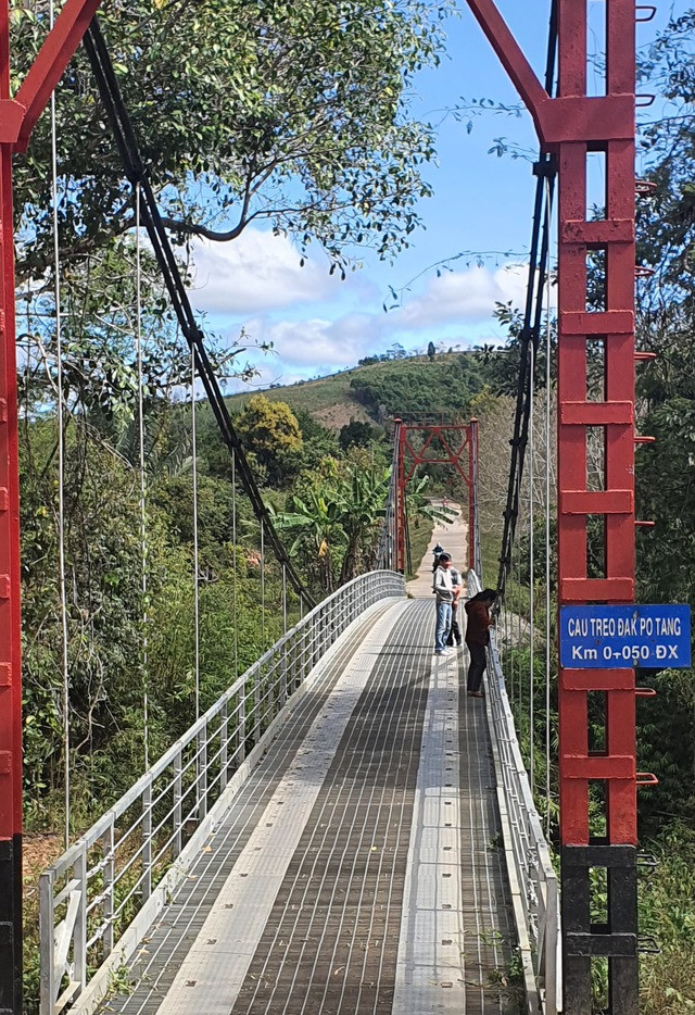 Cầu treo bắc qua suối Đăk Pơ Tang là một trong những cảnh đẹp được khách tham quan tìm tới Cầu treo bắc qua suối Đăk Pơ Tang là một trong những cảnh đẹp được khách tham quan tìm tới