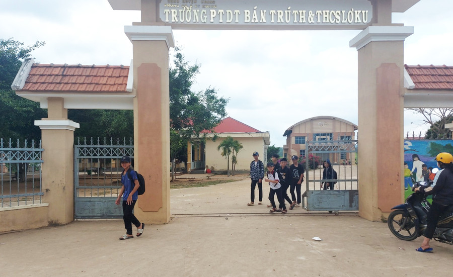 Trường TH và THCS Lơ Ku còn nhiều bất cập sau sáp nhập. Ảnh: Nguyễn Tú Trường TH và THCS Lơ Ku còn nhiều bất cập sau sáp nhập. Ảnh: Nguyễn Tú