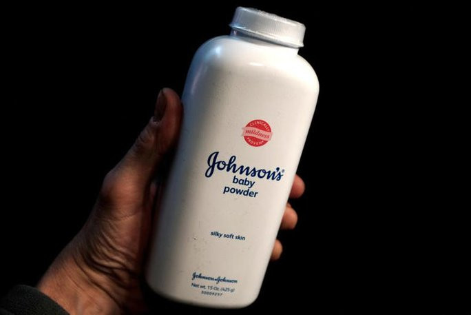Johnson &amp; Johnson (J&amp;J) đã thu hồi sản phẩm phấn rôm trẻ em và các sản phẩm khác. Ảnh: Reuters