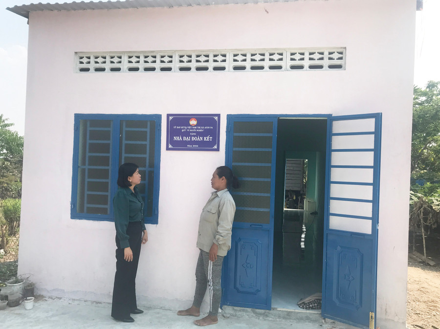 Gia đình bà Nay H’Nho (buôn Khăn) được hỗ trợ làm nhà mới để ổn định cuộc sống. Ảnh: Nguyễn Diệp Gia đình bà Nay H’Nho (buôn Khăn) được hỗ trợ làm nhà mới để ổn định cuộc sống. Ảnh: Nguyễn Diệp