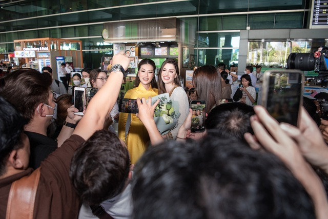 Đây là lần đầu tiên mỹ nhân Brazil đặt chân đến Việt Nam. Cô bày tỏ hạnh phúc khi được các fan Việt yêu mến, chào đón. Ảnh: BTC