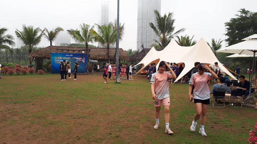 Nhiều người chọn hình thức cắm trại, dã ngoại. Nhiều người chọn hình thức cắm trại, dã ngoại.