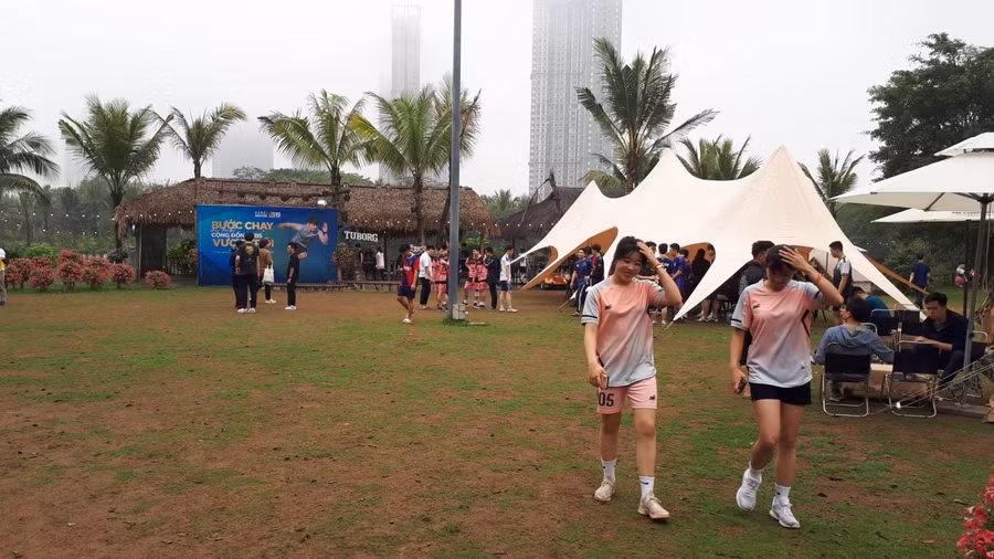 Nhiều người chọn hình thức cắm trại, dã ngoại. Nhiều người chọn hình thức cắm trại, dã ngoại.