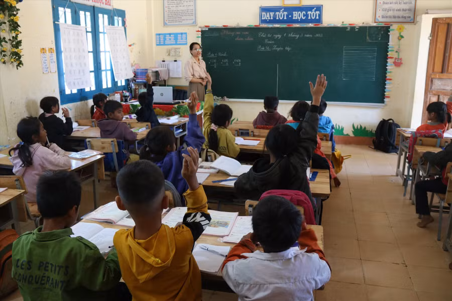 Giáo viên đứng lớp ở huyện Tu Mơ Rông, tỉnh Kon Tum. Ảnh: Thanh Tuấn
