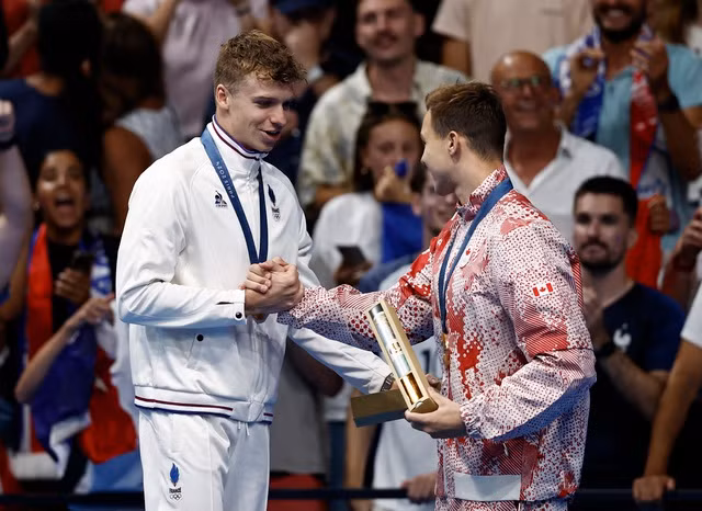 Leon Marchand nhận huy chương 200m bơi bướm Leon Marchand nhận huy chương 200m bơi bướm