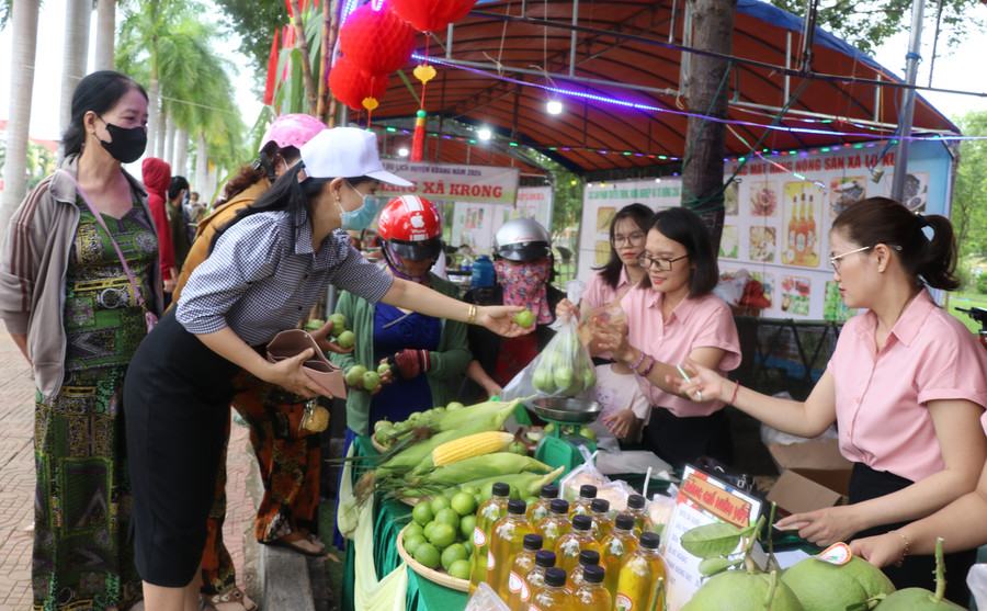 Du khách tham quan, mua sắm tại Ngày hội Du lịch Kbang năm 2024. Ảnh: N.M Du khách tham quan, mua sắm tại Ngày hội Du lịch Kbang năm 2024. Ảnh: N.M