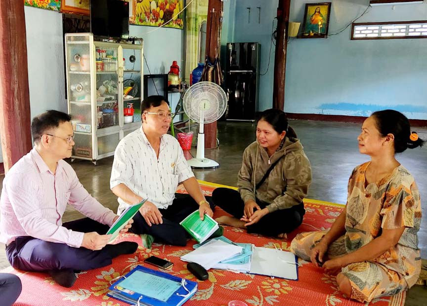Thành viên Tổ tiết kiệm và vay vốn buôn Tông Sê (xã Ia Trốk) phối hợp kiểm tra việc sử dụng vốn vay của tổ viên. Ảnh: V.C