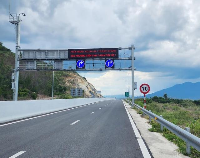 Biển báo tốc độ đã được lắp đặt trên cao tốc Nha Trang - Cam Lâm gần lối ra QL27C, H.Diên Khánh Biển báo tốc độ đã được lắp đặt trên cao tốc Nha Trang - Cam Lâm gần lối ra QL27C, H.Diên Khánh