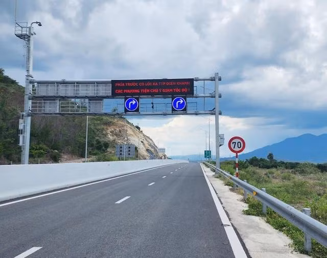 Biển báo tốc độ đã được lắp đặt trên cao tốc Nha Trang - Cam Lâm gần lối ra QL27C, H.Diên Khánh