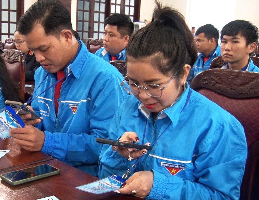 Các đại biểu quét mã QR để nhận tài liệu đại hội. Ảnh: H.Đ