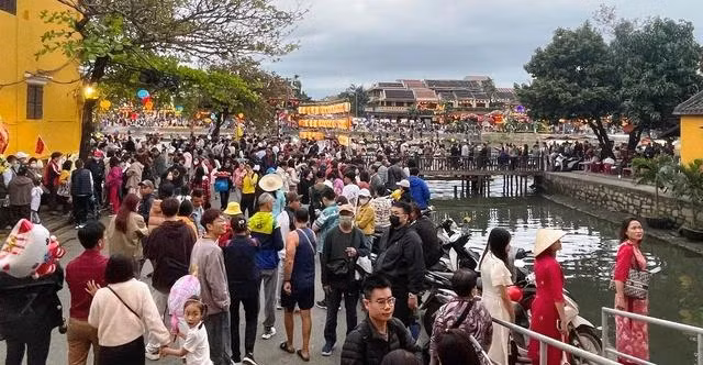 Du khách tham quan phố cổ Hội An Du khách tham quan phố cổ Hội An