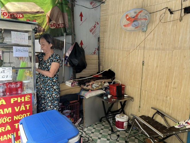 Nhà chật lại đông người, vợ chồng bà Mỹ tận dụng vỉa hè phía trước làm nơi ngủ nghỉ. Ảnh: U.P Nhà chật lại đông người, vợ chồng bà Mỹ tận dụng vỉa hè phía trước làm nơi ngủ nghỉ. Ảnh: U.P