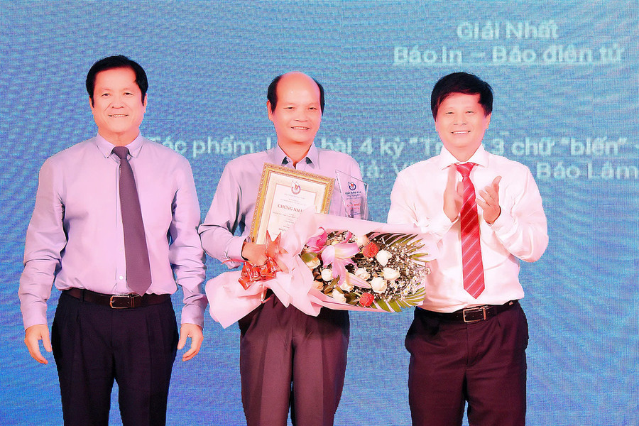 Ban tổ chức trao giải nhất loạt bài 4 kỳ “Trước 3 chữ “biến”- kiến tạo thế nào?”, loại hình báo in-báo điện tử cho đại diện Báo Lâm Đồng. Ảnh: Đ.T