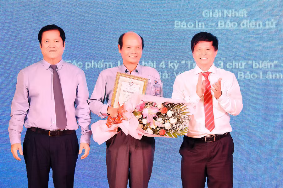 Ban tổ chức trao giải nhất loạt bài 4 kỳ “Trước 3 chữ “biến”- kiến tạo thế nào?”, loại hình báo in-báo điện tử cho đại diện Báo Lâm Đồng. Ảnh: Đ.T