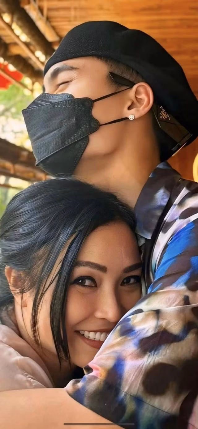 Hình ảnh Phương Thanh tựa vào lòng Mono cùng chia sẻ ẩn ý khiến dân mạng xôn xao bàn tán