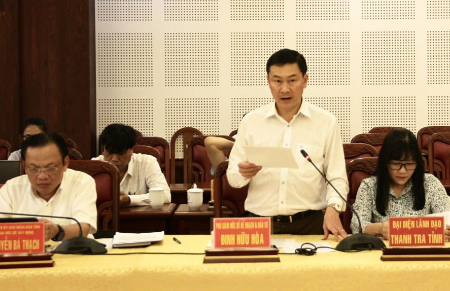 Phó Giám đốc Sở Kế hoạch và Đầu tư Đinh Hữu Hòa đề nghị chủ đầu tư, đơn vị thi công đẩy nhanh công tác đền bù, giải phóng mặt bằng để đẩy nhanh tiến độ thực hiện và giải ngân vốn cho dự án. Ảnh: M.N Phó Giám đốc Sở Kế hoạch và Đầu tư Đinh Hữu Hòa đề nghị chủ đầu tư, đơn vị thi công đẩy nhanh công tác đền bù, giải phóng mặt bằng để đẩy nhanh tiến độ thực hiện và giải ngân vốn cho dự án. Ảnh: M.N