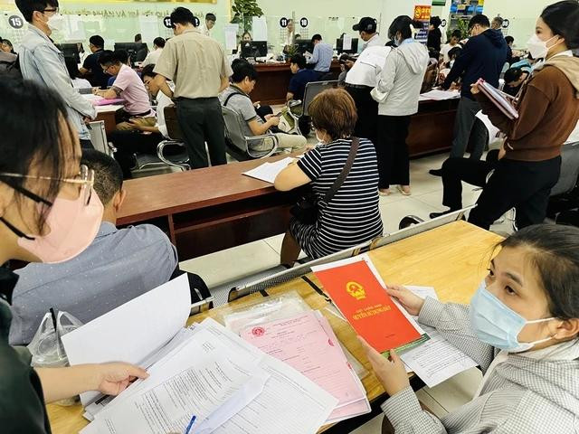 Người dân đổ xô đi nộp hồ sơ để được tính tiền sử dụng đất theo bảng giá đất cũ