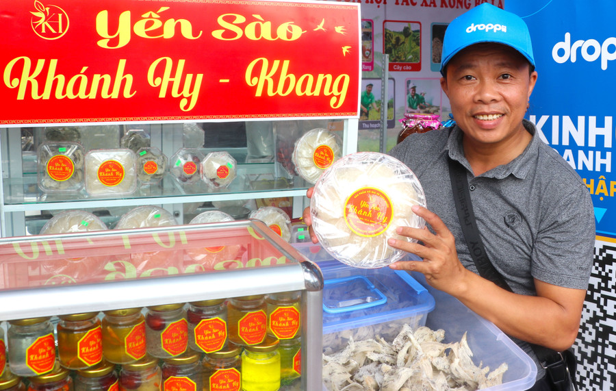 Anh Phạm Khắc Quyến-chủ cơ sở yến sào Khánh Hy Kbang (tổ 2, thị trấn Kbang, huyện Kbang) tham gia quảng bá sản phẩm tại Ngày hội Du lịch huyện Kbang năm 2024. Ảnh: N.M