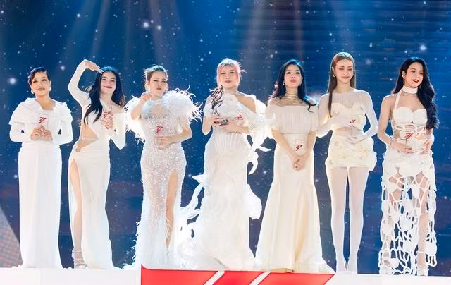 7 nữ nghệ sĩ thành đoàn tại chung kết Chị đẹp đạp gió rẽ sóng 2023: Trang Pháp, Lan Ngọc, MLee, Thu Phương, Lệ Quyên, Mỹ Linh và Diệp Lâm Anh (từ trái sang)