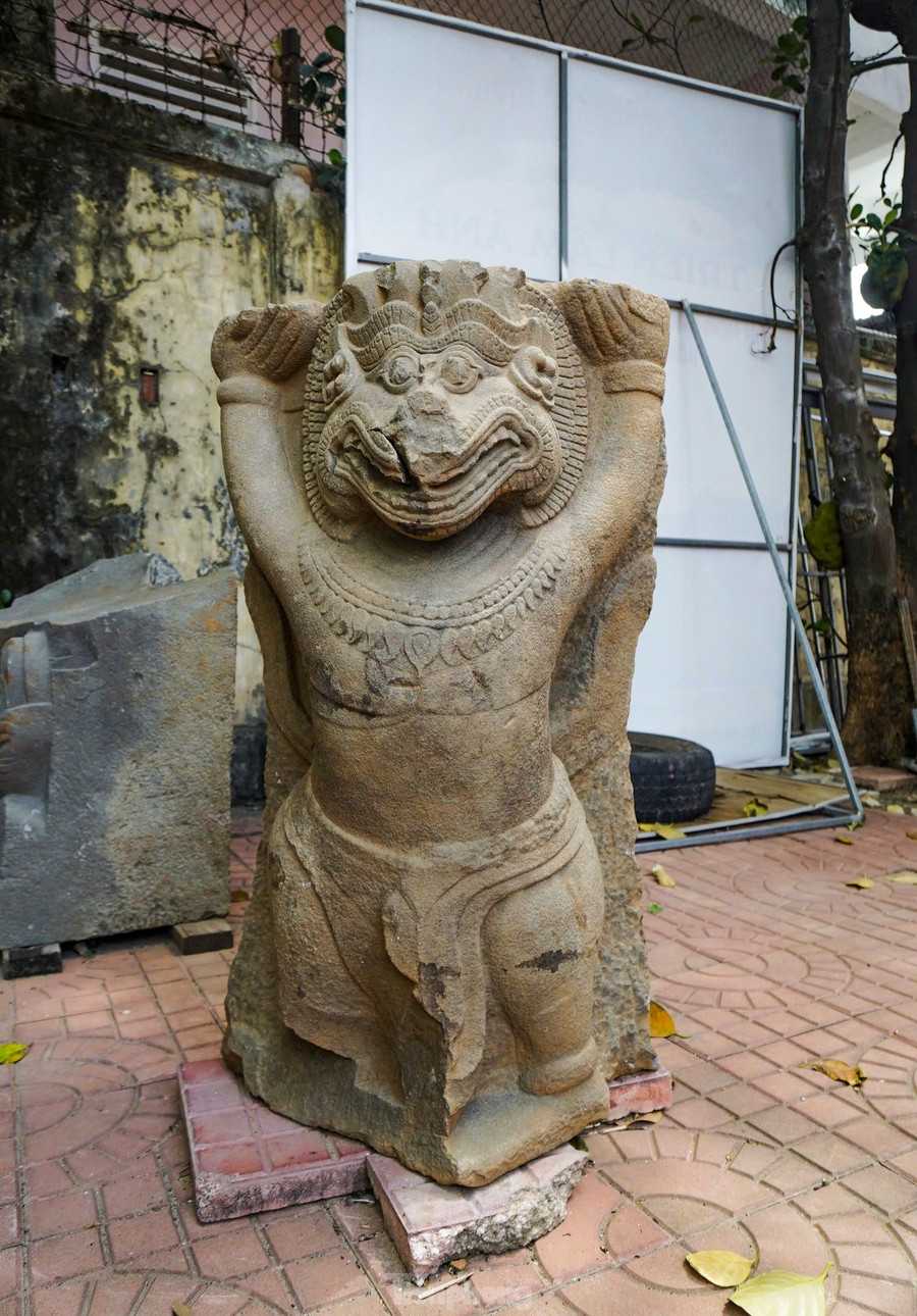 Tượng sư tử phát hiện ở phế tích Đại Hữu. Tượng sư tử phát hiện ở phế tích Đại Hữu.