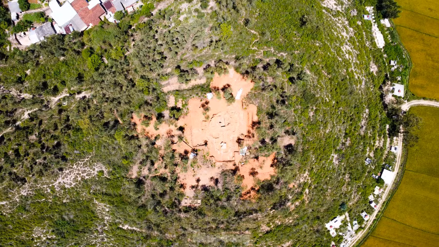 Phế tích tháp Đại Hữu tọa lạc trên đỉnh núi Đất ở thôn Chánh Mẫn (xã Cát Nhơn, huyện Phù Cát, Bình Định). Phế tích tháp Đại Hữu tọa lạc trên đỉnh núi Đất ở thôn Chánh Mẫn (xã Cát Nhơn, huyện Phù Cát, Bình Định).