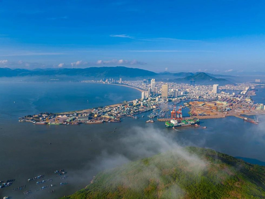 Quy Nhơn như câu ca ngân giữa núi cao biển sóng Quy Nhơn như câu ca ngân giữa núi cao biển sóng