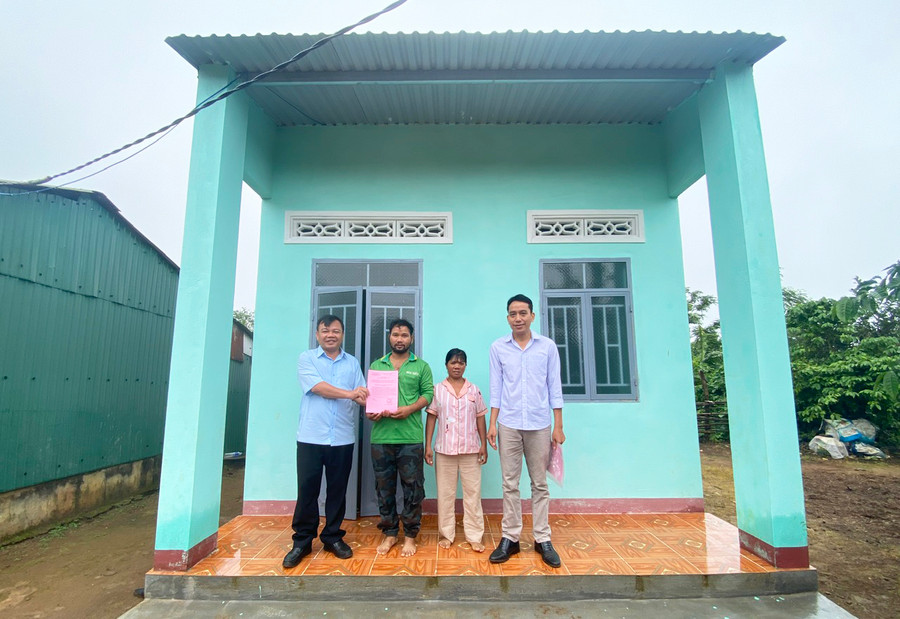 Ủy ban MTTQ Việt Nam huyện Ia Grai trao tặng nhà Đại đoàn kết cho gia đình Rơ Châm Thảo làng O Grang xã Ia Pếch huyện Ia Grai. Ảnh: Phương Lộc